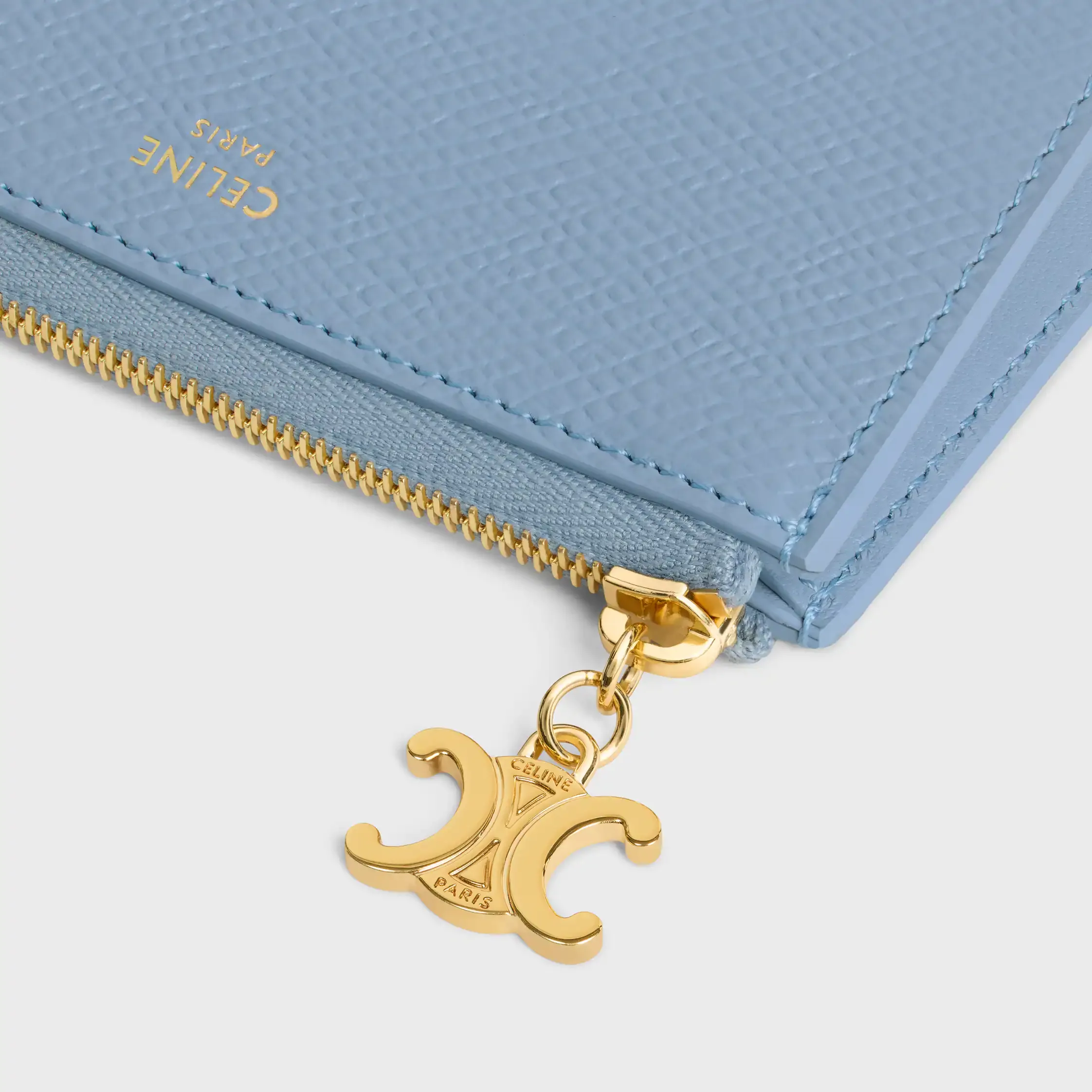 CONJUNTO DE TRÊS BOLSAS TRIOMPHE CHARMS EM TECIDO TRIOMPHE E COU GRANULADO