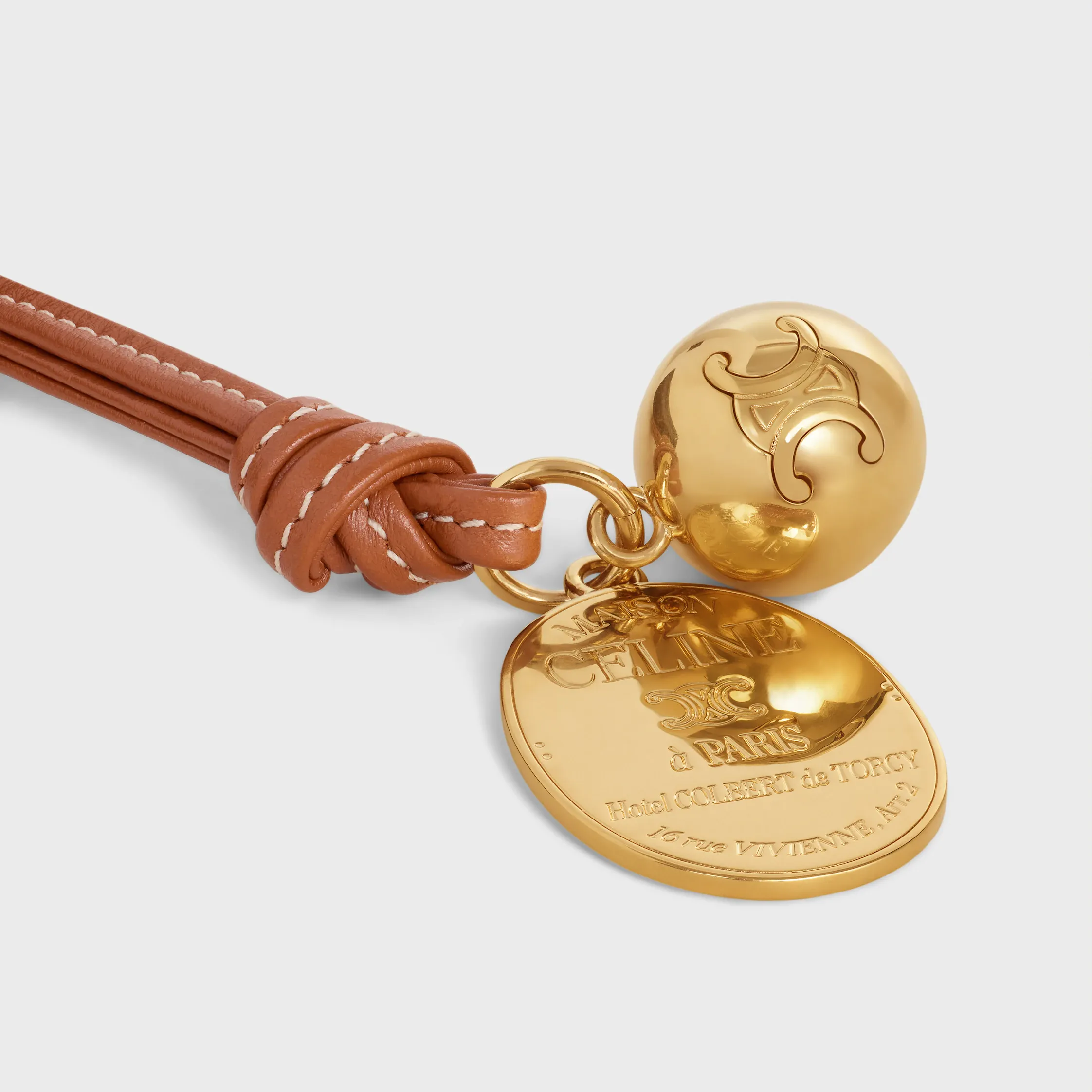 CHARM MAISON CELINE COM ÍCONE EM COU MACIO E METAL