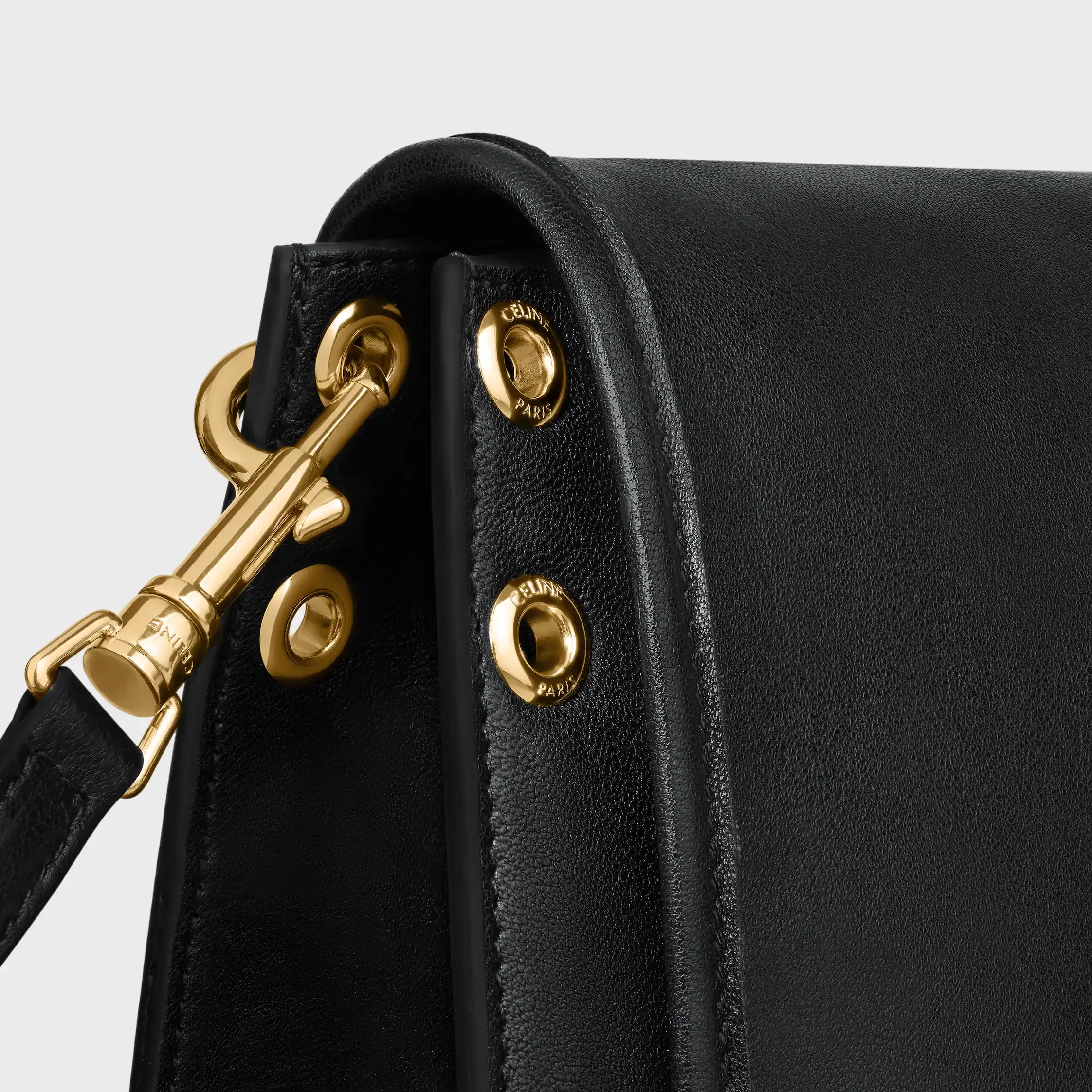 BOLSA SOFT TRIOMPHE BESACE EM COURO DE CORDEIRO MACIO E BRILHANTE