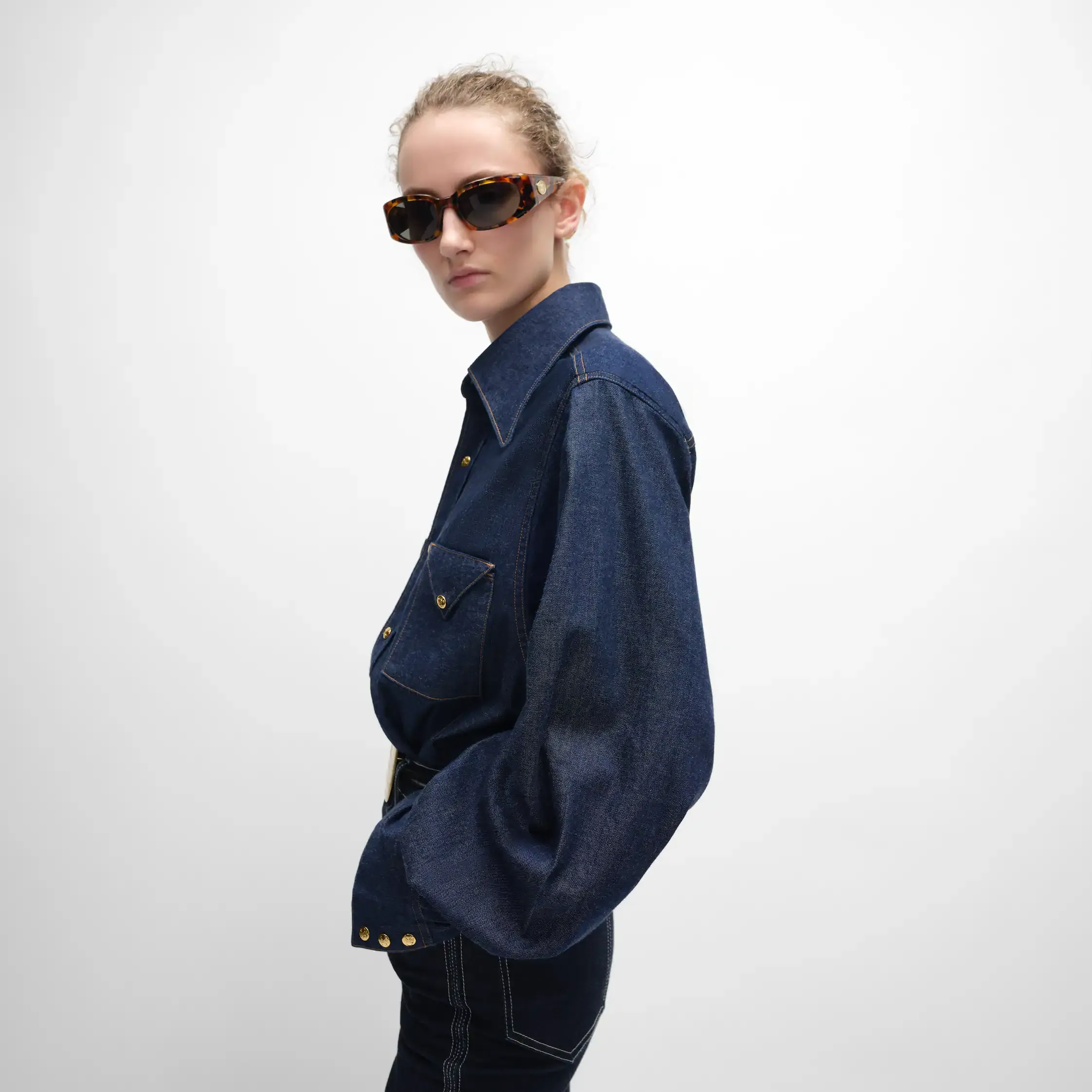 camisa em denim