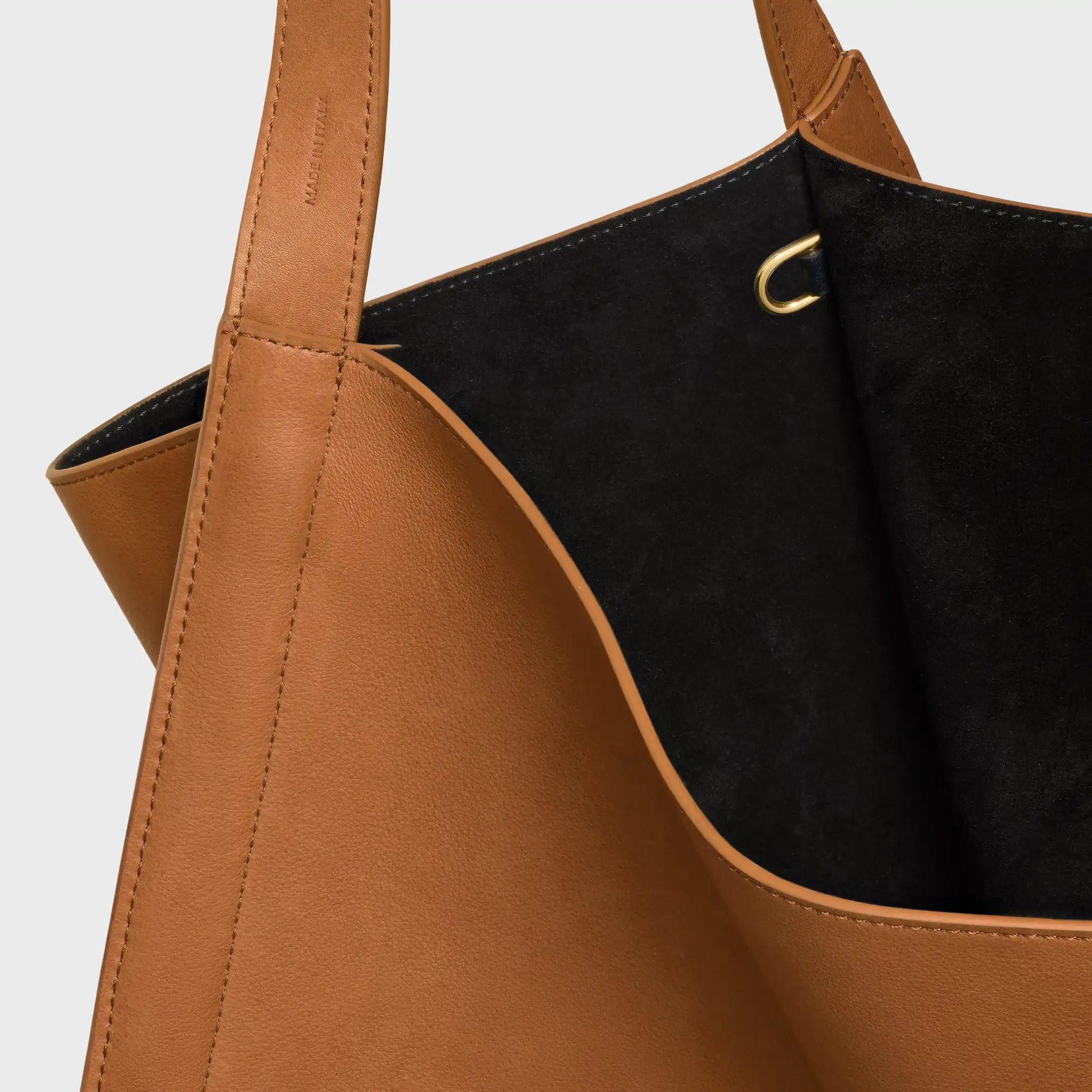 BOLSA CUBO MÉDIO EM COURO DE VACUO MACIO