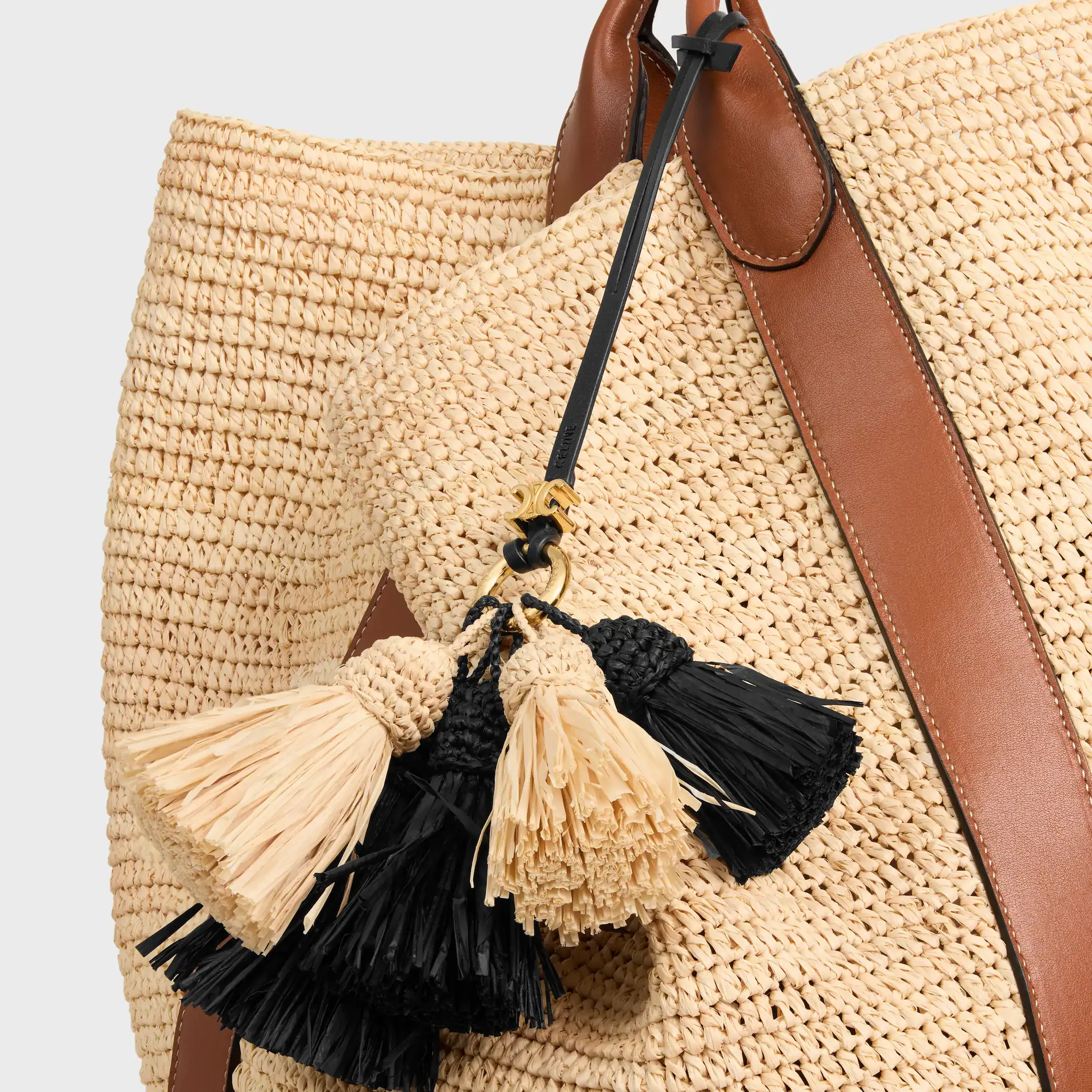 CHARM MULTIPOMPOM EM RÁFIA E COURO DE CORDEIRO LISOS
