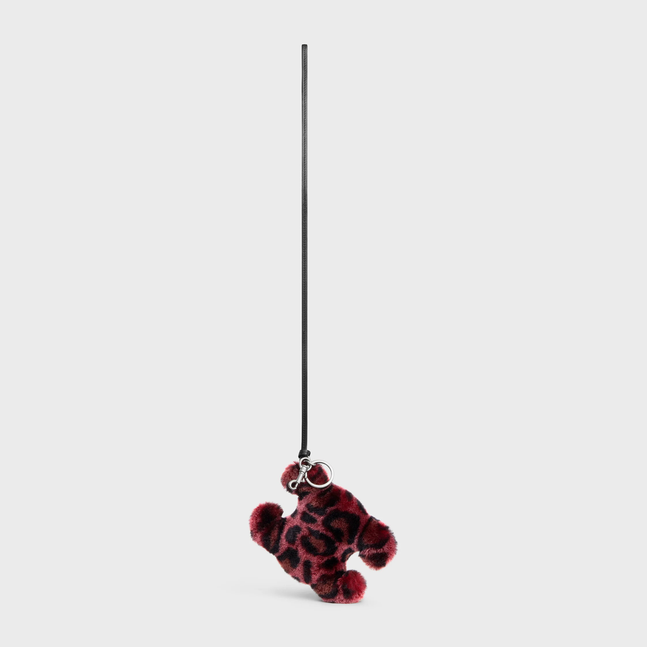 CHAVEIRO TRIOMPHE POM-POM EM PELE DE OVELHA E COURO DE VACADO