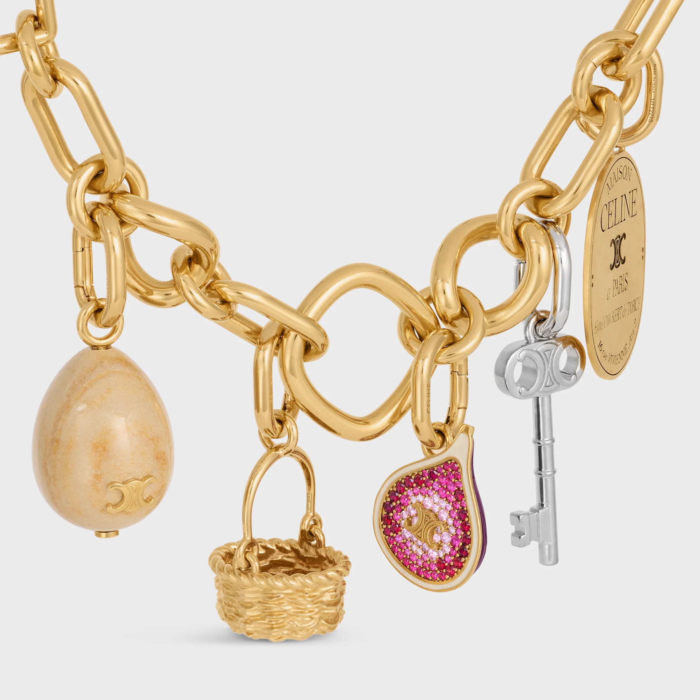 CHARM EM FORMA DE FIGURA EM BRONZE COM ACABAMENTO DOURADO, ESMALTE E STRASS