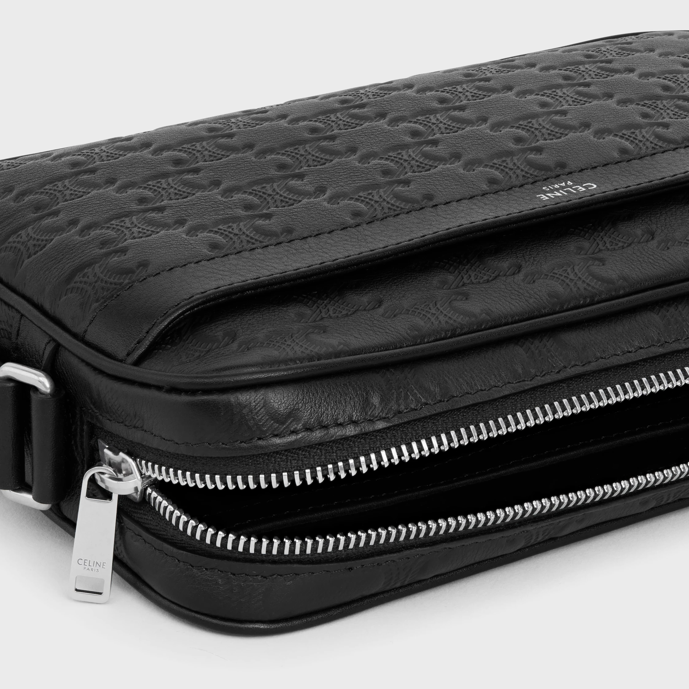 Bolsa de ombro média em couro de bezerro com relevo triomphe