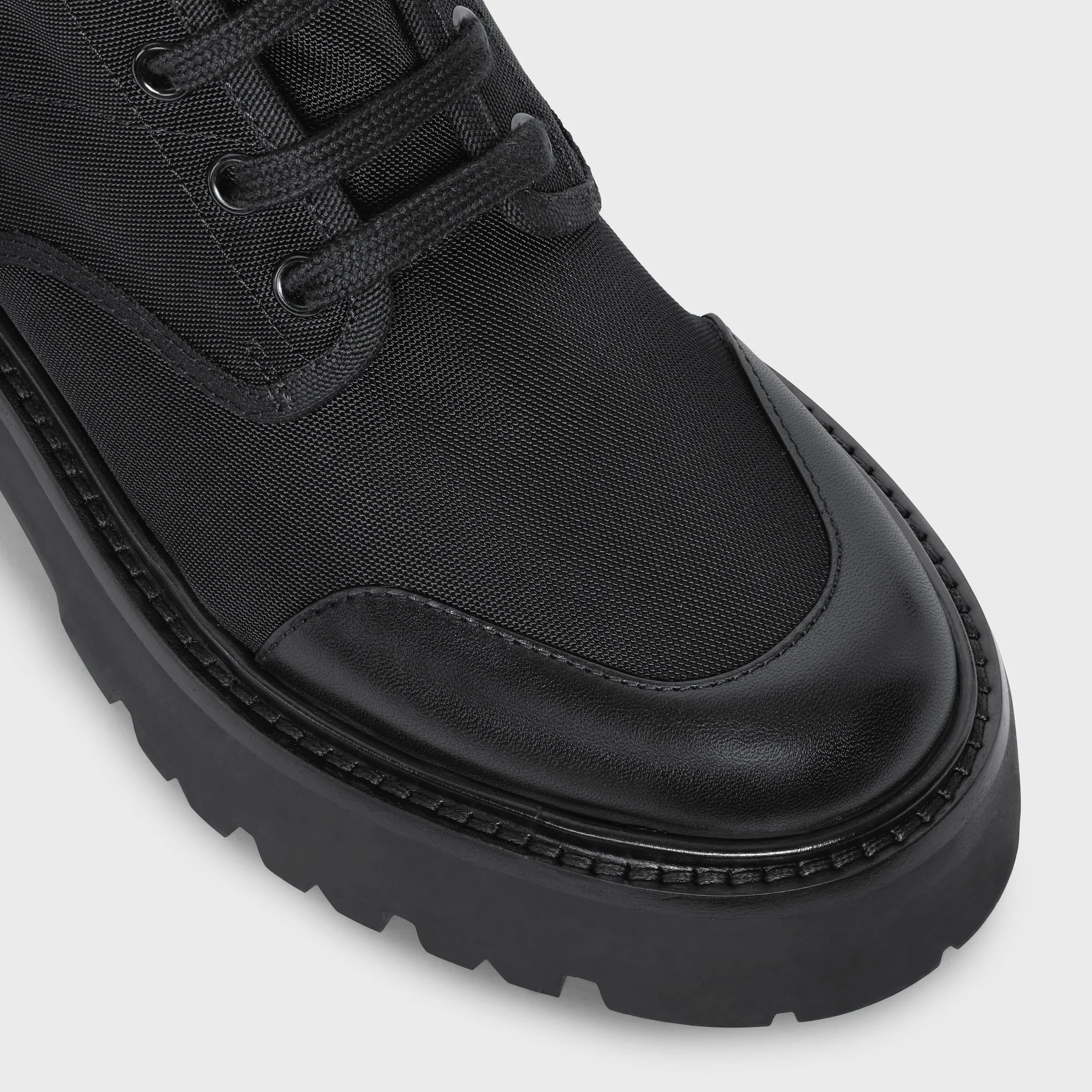 BOTA CELINE COM LAÇO EM NYLON E BULL BRILHANTE