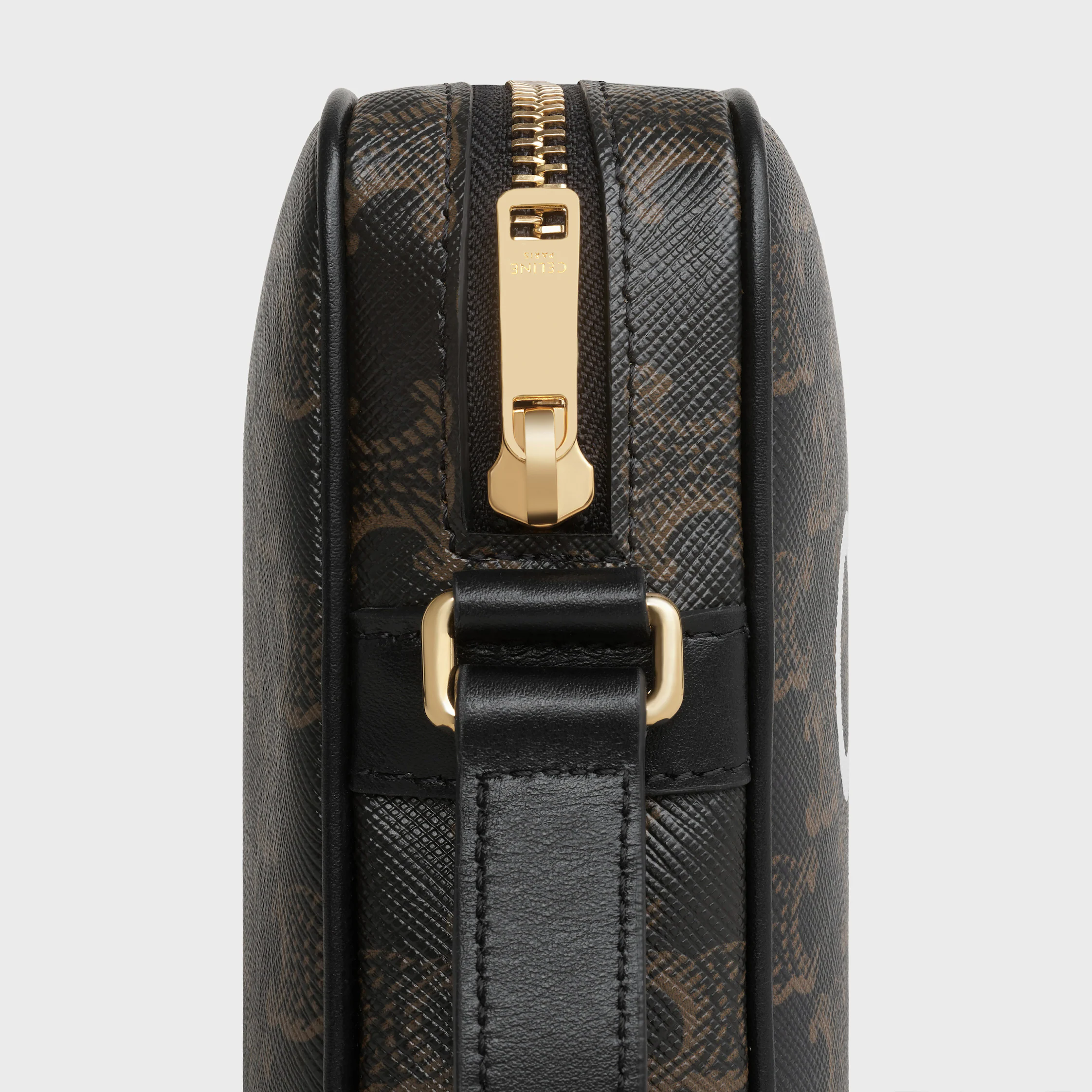 BOLSA MEDIUM MESSENGER EM TECIDO TRIOMPHE COM ESTAMPA CELINE