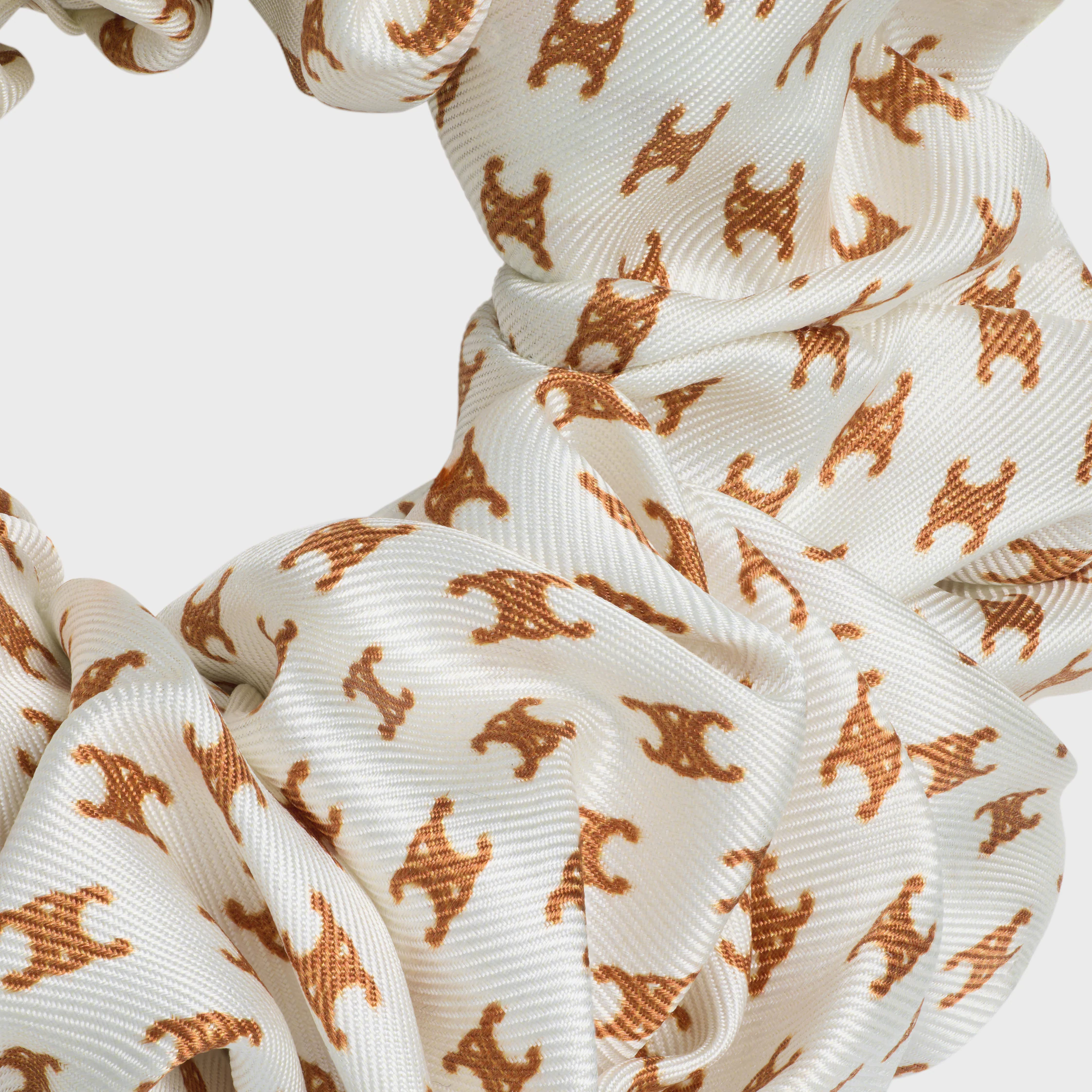 Celine Mini Triomphe Scrunchy em Seda e Latão com Acabamento Dourado